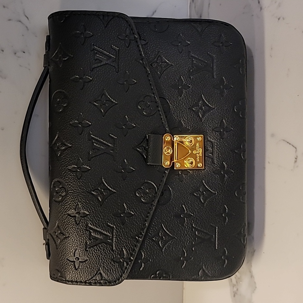 Inspired leather pochette metis